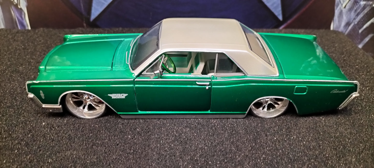 Maisto Design 1/24 Lincoln Continental 1966 Green White USED