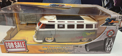 Jada Toys 1/24 Volkswagen Bus 1962 25th Anniversary