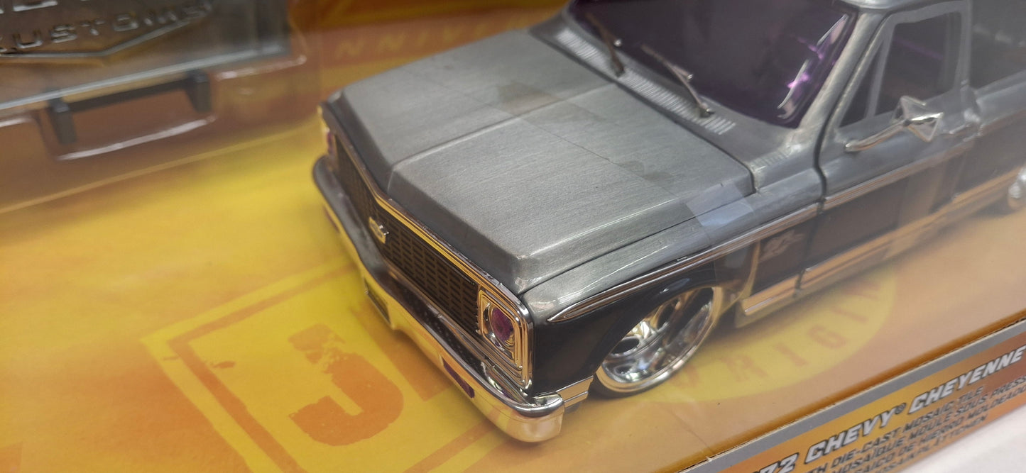 Jada Toys 1/24 Chevy Cheyenne 1972 25th Anniversary