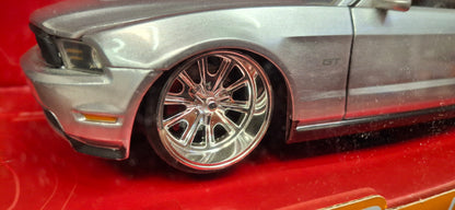 Jada Toys 1/24 Ford Mustang GT 2010 Silver Big Time Muscle