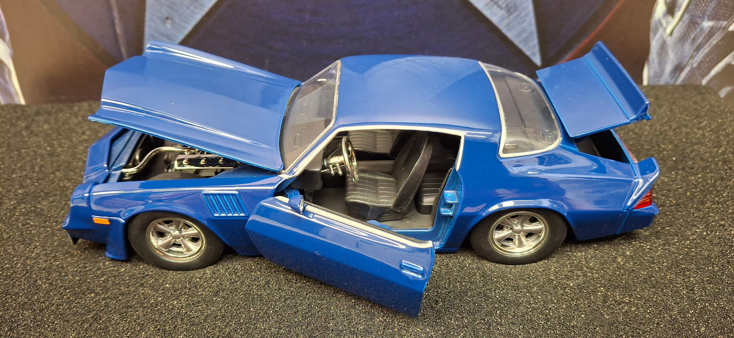 Jada Toys 1/24 Chevy Camaro Z28 Blue Poltergaist + figurka Clown USED