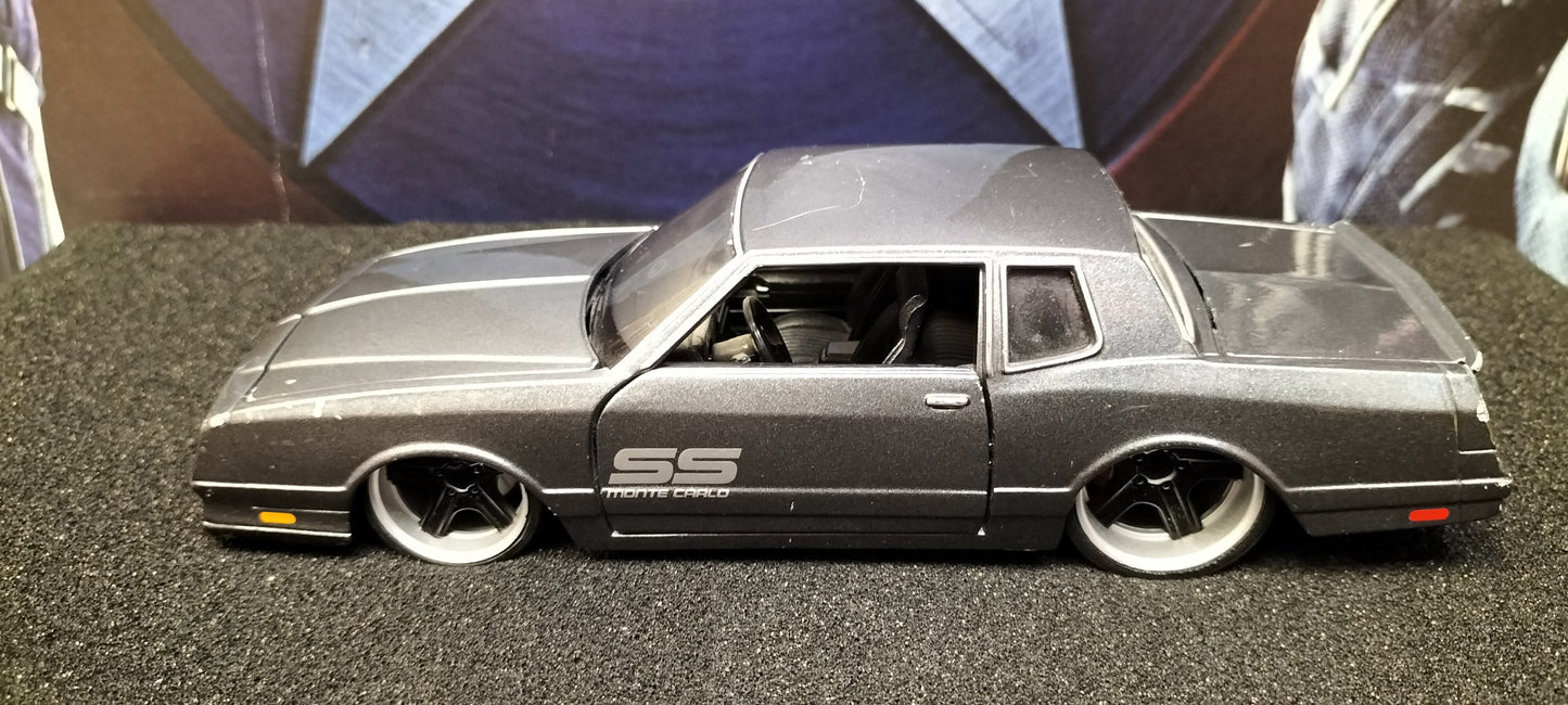 Maisto Design 1/24 Chevy Monte Carlo SS 1986 Grey USED