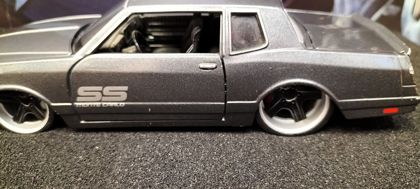 Maisto Design 1/24 Chevy Monte Carlo SS 1986 Grey USED