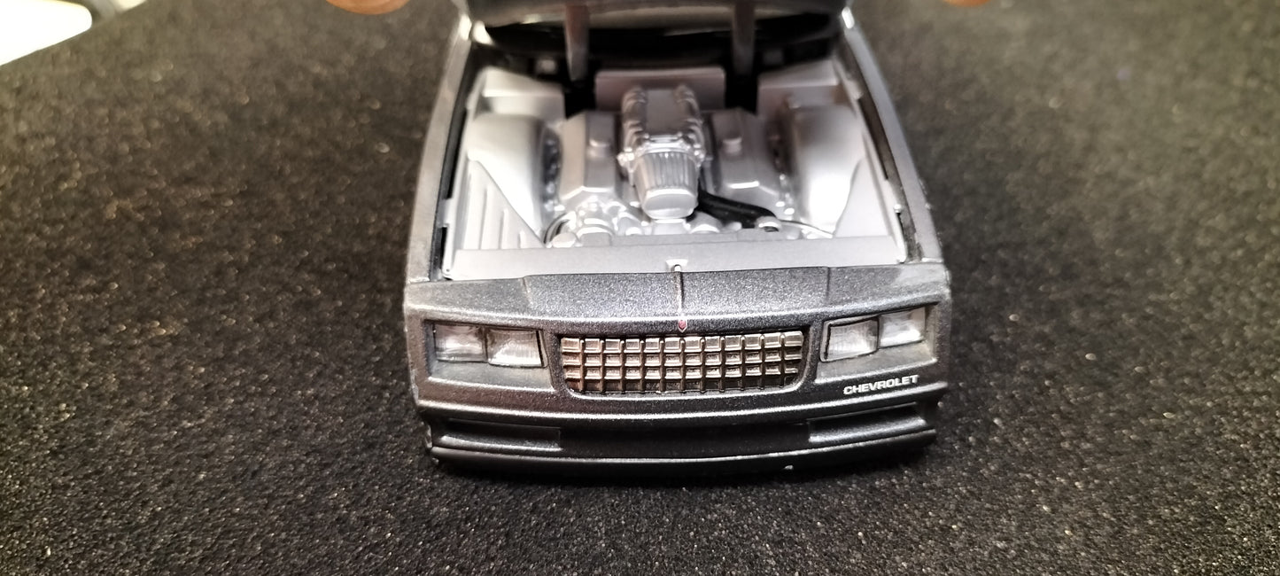 Maisto Design 1/24 Chevy Monte Carlo SS 1986 Grey USED