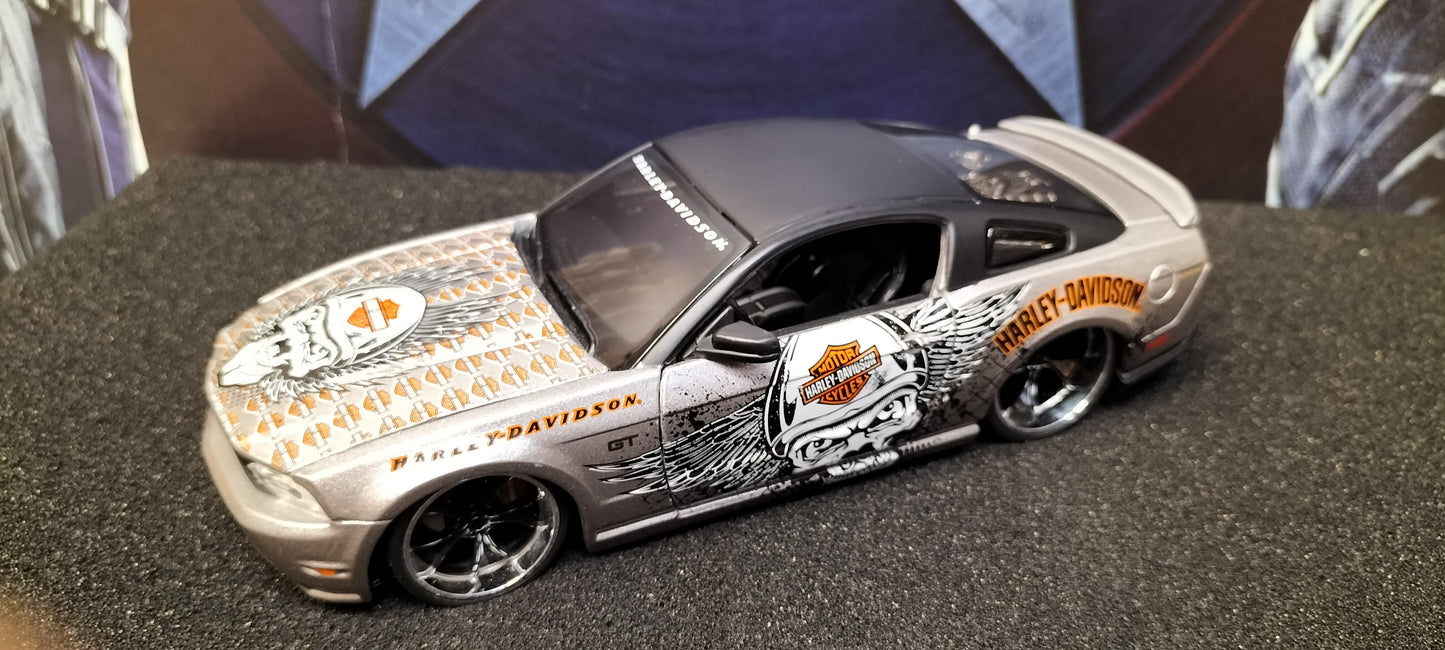 Maisto Design 1/24 Ford Mustang GT Harley Davidson 2011 Skull USED