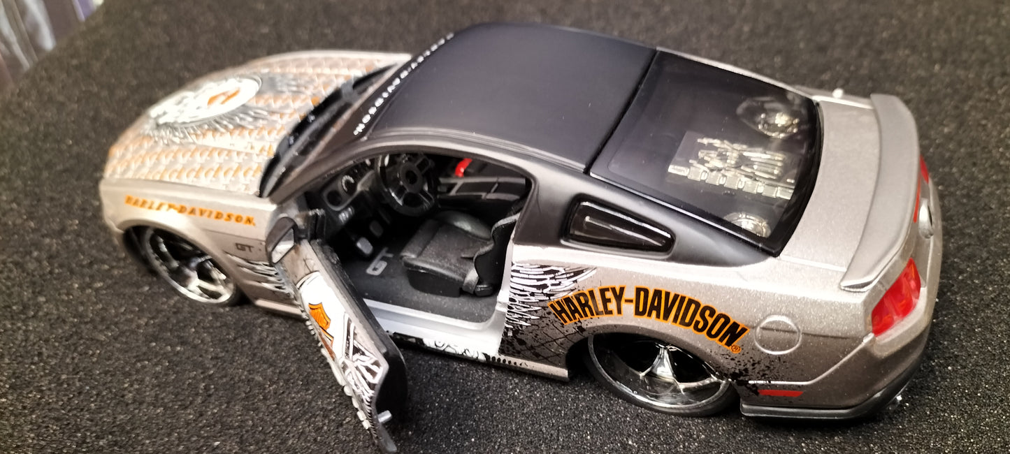 Maisto Design 1/24 Ford Mustang GT Harley Davidson 2011 Skull USED