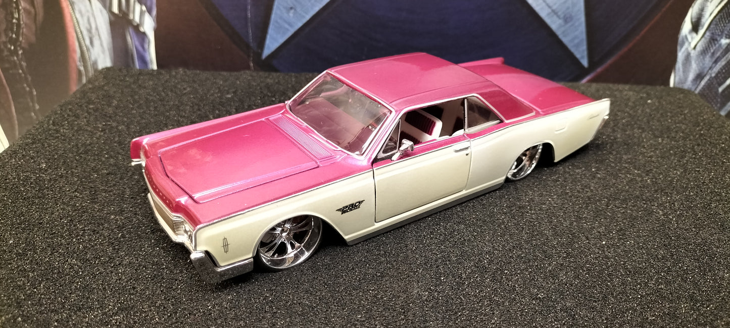 Maisto Design 1/24 Lincoln Continental 1966 Purple White USED
