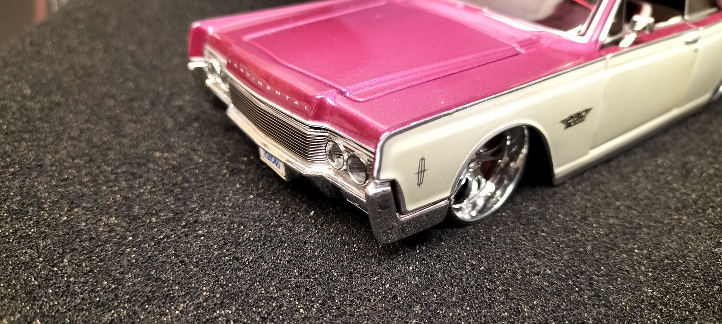 Maisto Design 1/24 Lincoln Continental 1966 Purple White USED