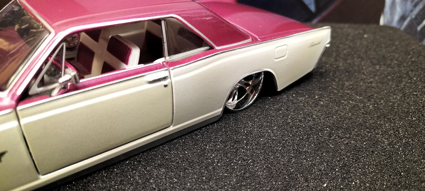 Maisto Design 1/24 Lincoln Continental 1966 Purple White USED