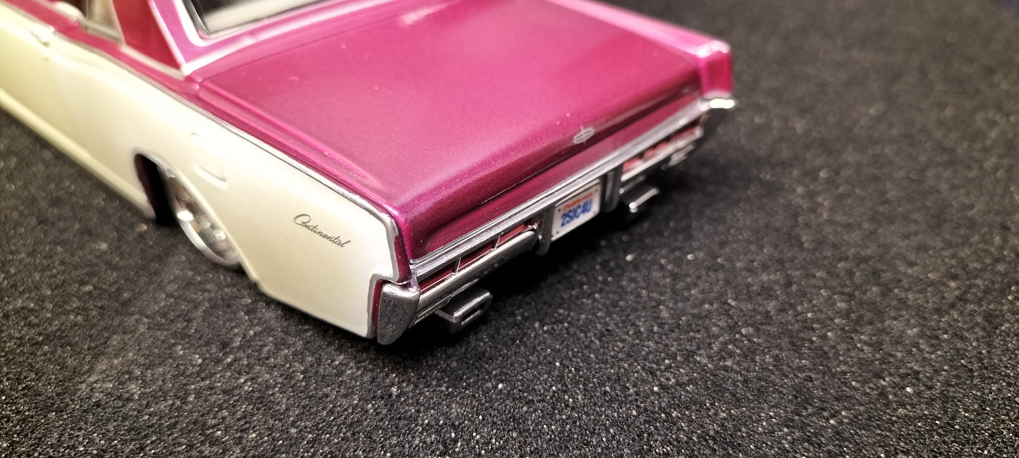 Maisto Design 1/24 Lincoln Continental 1966 Purple White USED