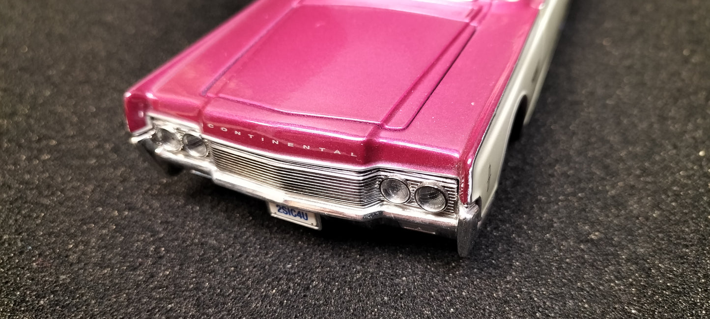 Maisto Design 1/24 Lincoln Continental 1966 Purple White USED