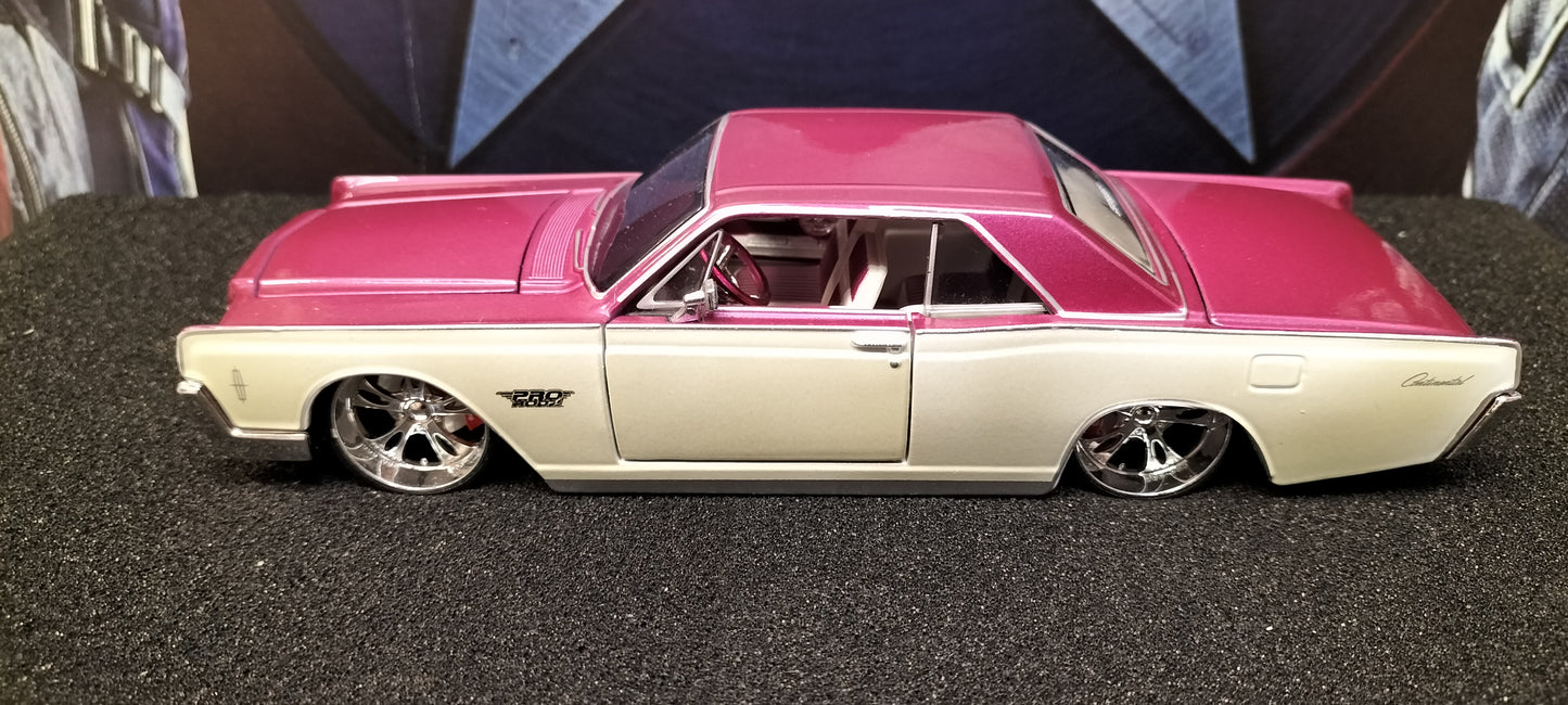 Maisto Design 1/24 Lincoln Continental 1966 Purple White USED