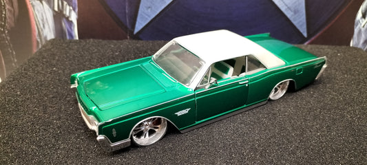 Maisto Design 1/24 Lincoln Continental 1966 Green White USED