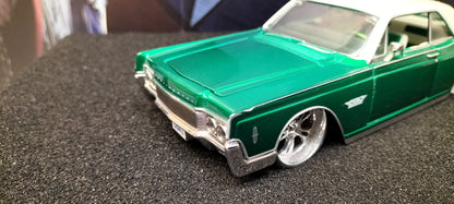 Maisto Design 1/24 Lincoln Continental 1966 Green White USED