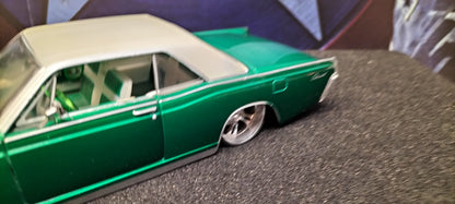 Maisto Design 1/24 Lincoln Continental 1966 Green White USED