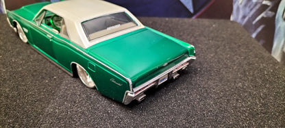 Maisto Design 1/24 Lincoln Continental 1966 Green White USED