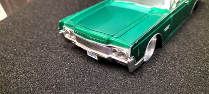 Maisto Design 1/24 Lincoln Continental 1966 Green White USED