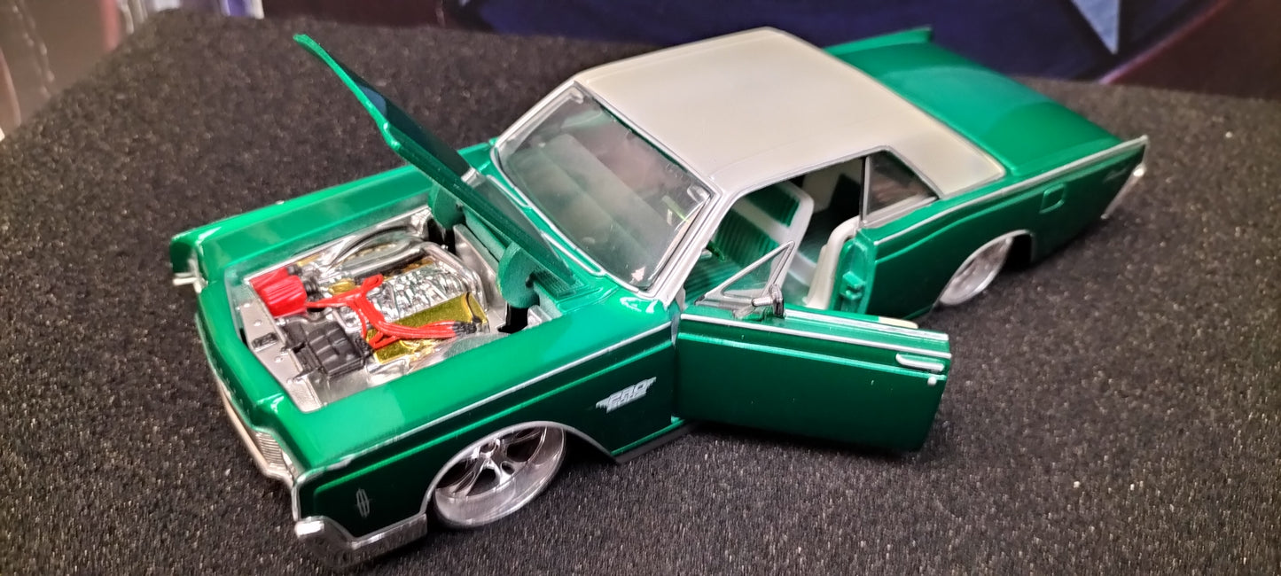 Maisto Design 1/24 Lincoln Continental 1966 Green White USED