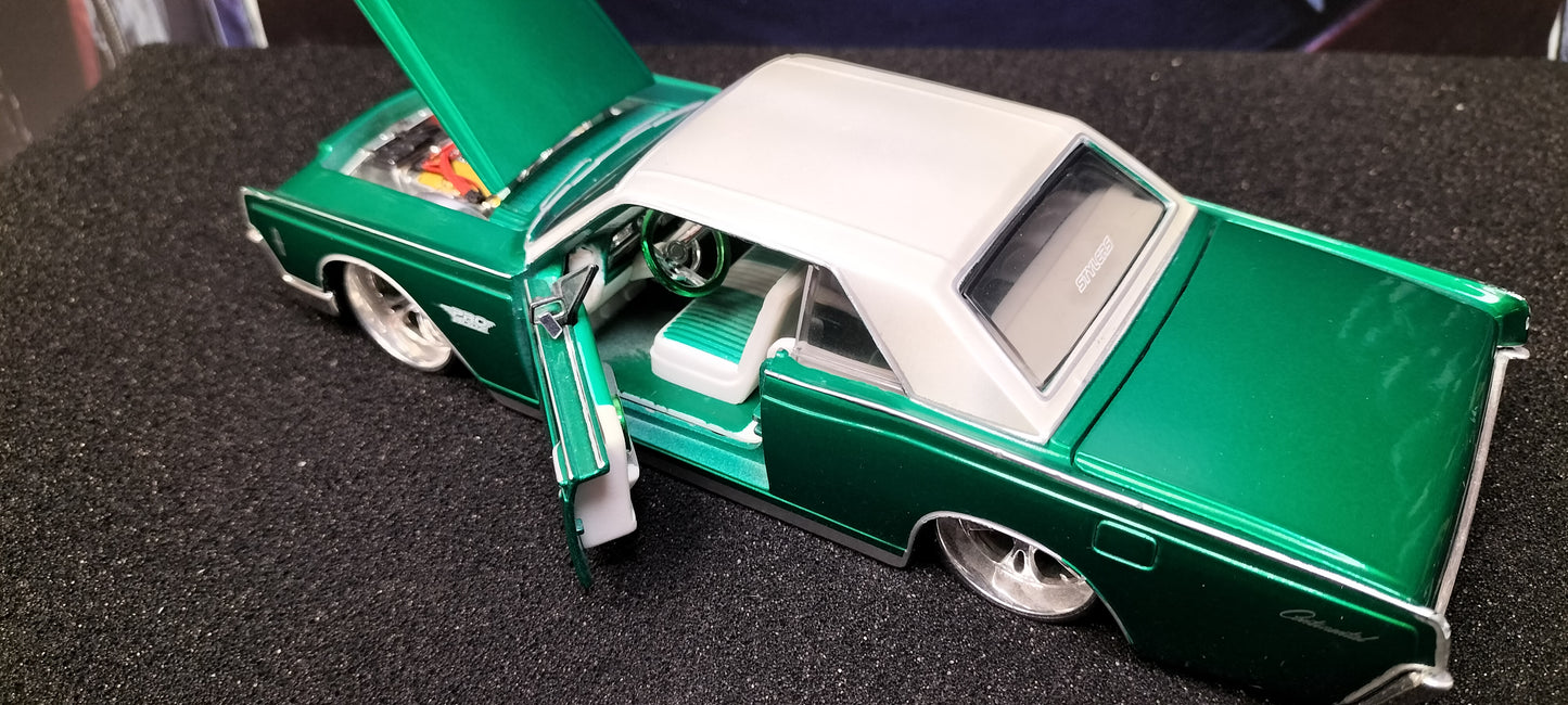 Maisto Design 1/24 Lincoln Continental 1966 Green White USED
