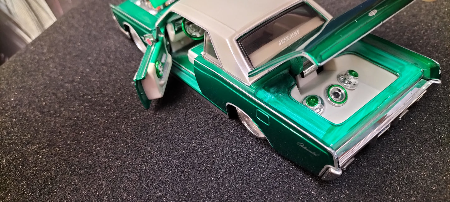 Maisto Design 1/24 Lincoln Continental 1966 Green White USED