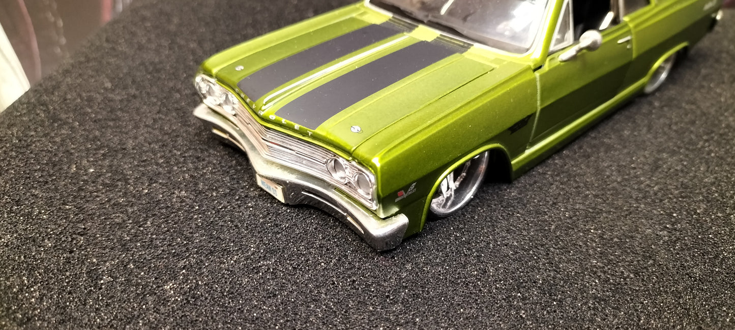 Maisto Design 1/24 Chevy Chevelle Malibu 1985 Green Matt USED
