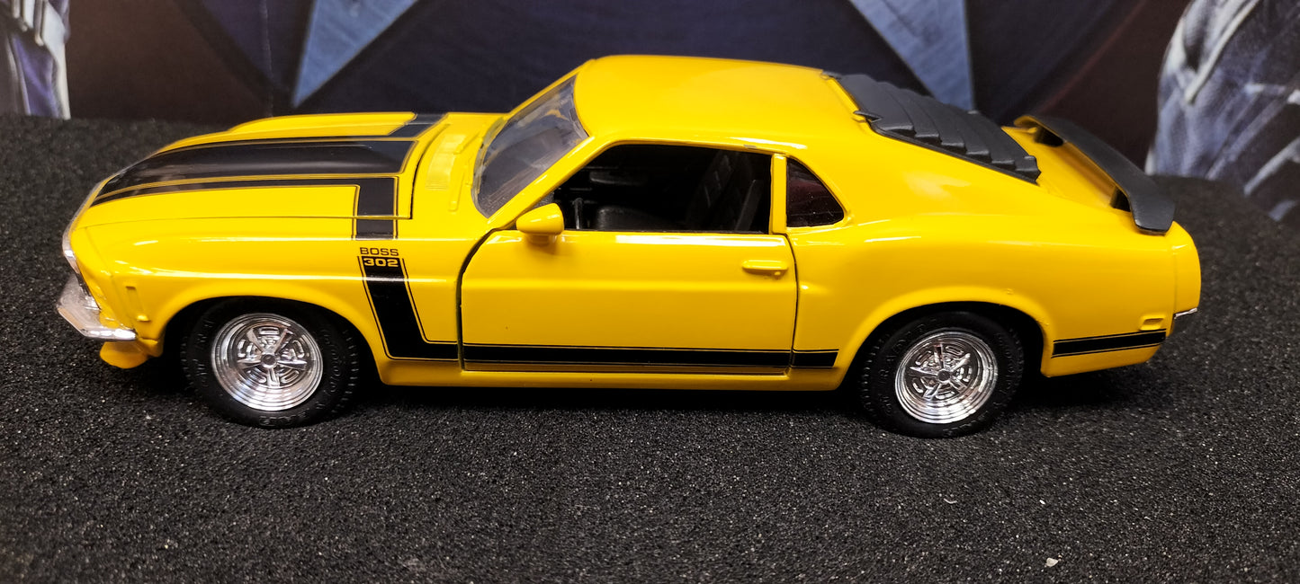 Maisto Design 1/24 Ford Mustang Boss 302 Dark Yellow USED