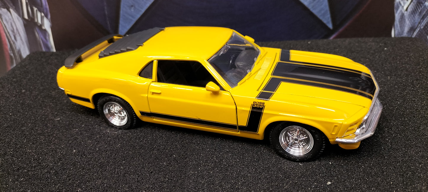 Maisto Design 1/24 Ford Mustang Boss 302 Dark Yellow USED