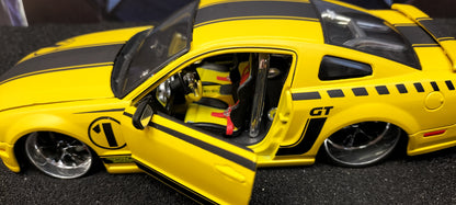 Maisto Design 1/24 Ford Mustang GT 2006 Yellow Matt USED