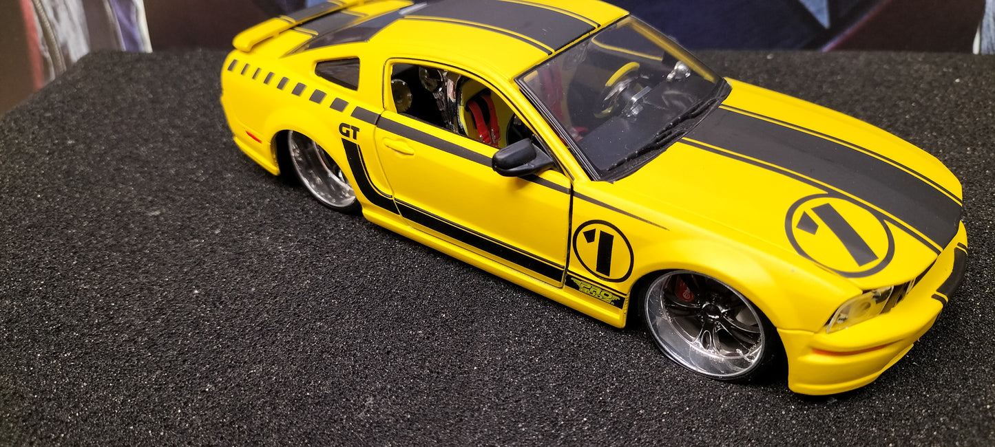 Maisto Design 1/24 Ford Mustang GT 2006 Yellow Matt USED
