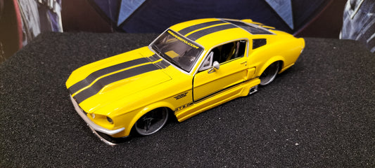 Maisto Design 1/24 Ford Mustang GT 1967 Yellow Black Stripes USED