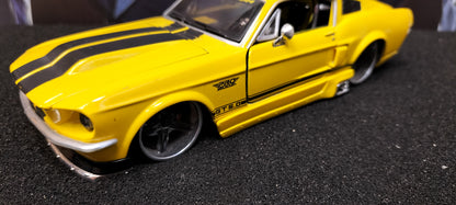 Maisto Design 1/24 Ford Mustang GT 1967 Yellow Black Stripes USED