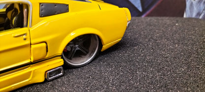 Maisto Design 1/24 Ford Mustang GT 1967 Yellow Black Stripes USED