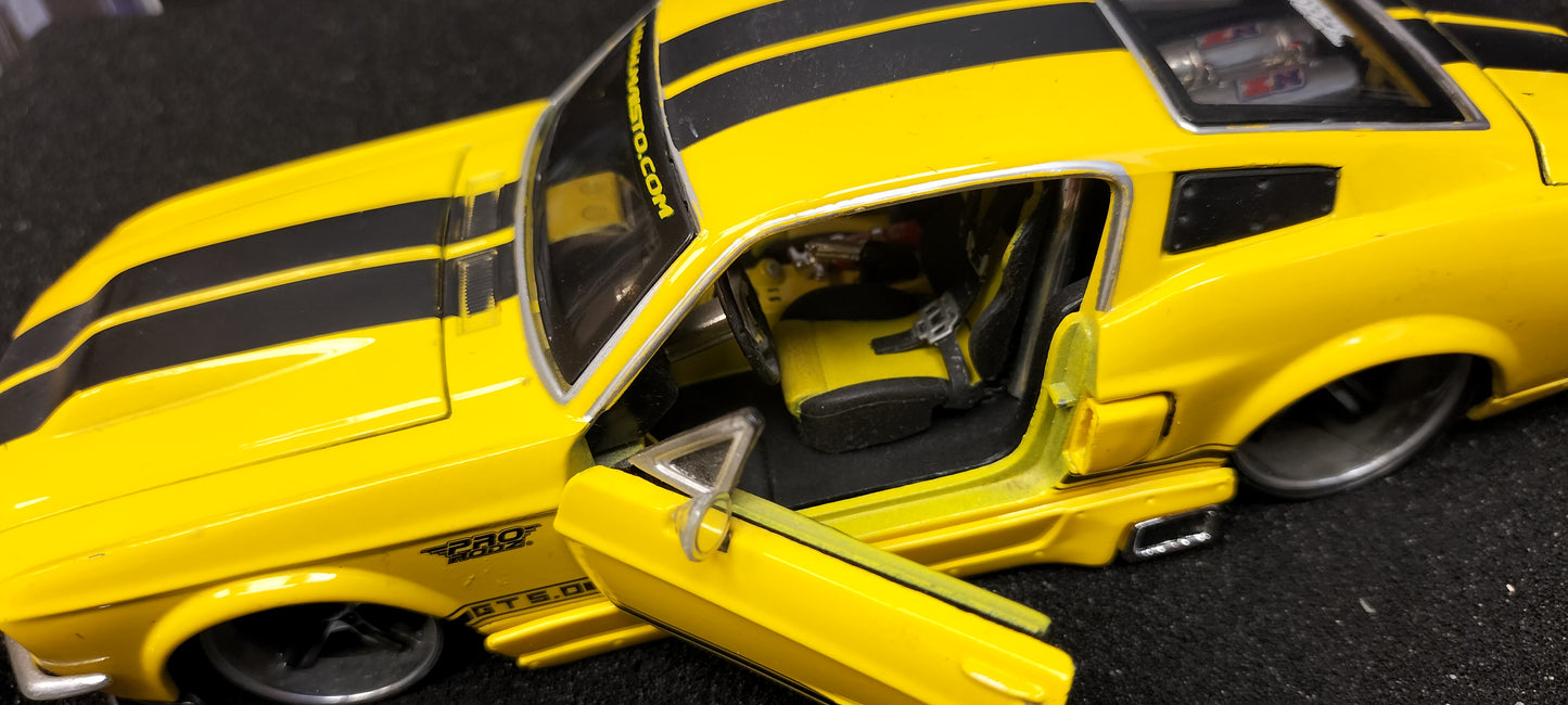 Maisto Design 1/24 Ford Mustang GT 1967 Yellow Black Stripes USED
