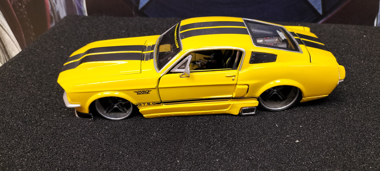 Maisto Design 1/24 Ford Mustang GT 1967 Yellow Black Stripes USED