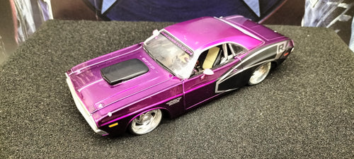 Maisto Design 1/24 Dodge Challenger R/T 1970 Purple Black Matt USED