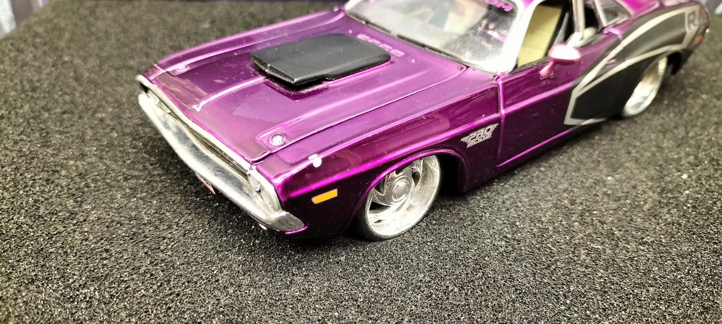 Maisto Design 1/24 Dodge Challenger R/T 1970 Purple Black Matt USED