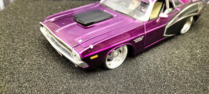 Maisto Design 1/24 Dodge Challenger R/T 1970 Purple Black Matt USED