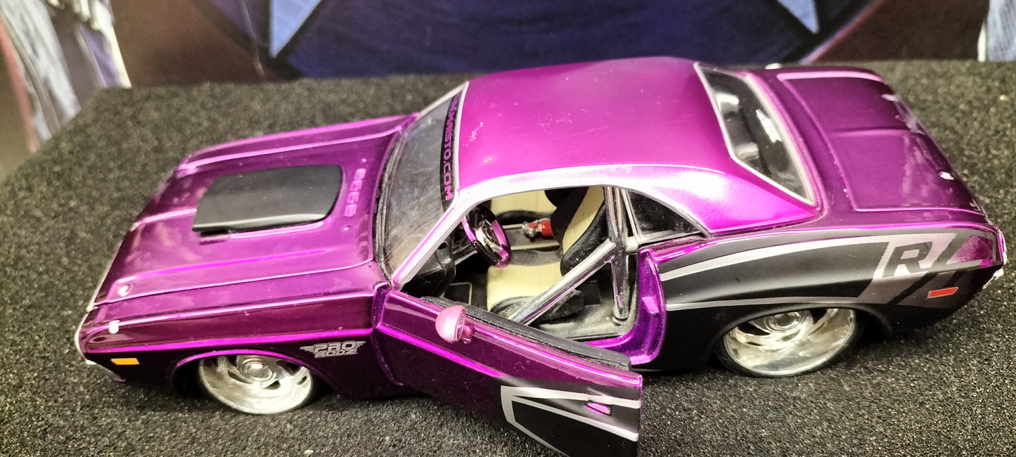 Maisto Design 1/24 Dodge Challenger R/T 1970 Purple Black Matt USED