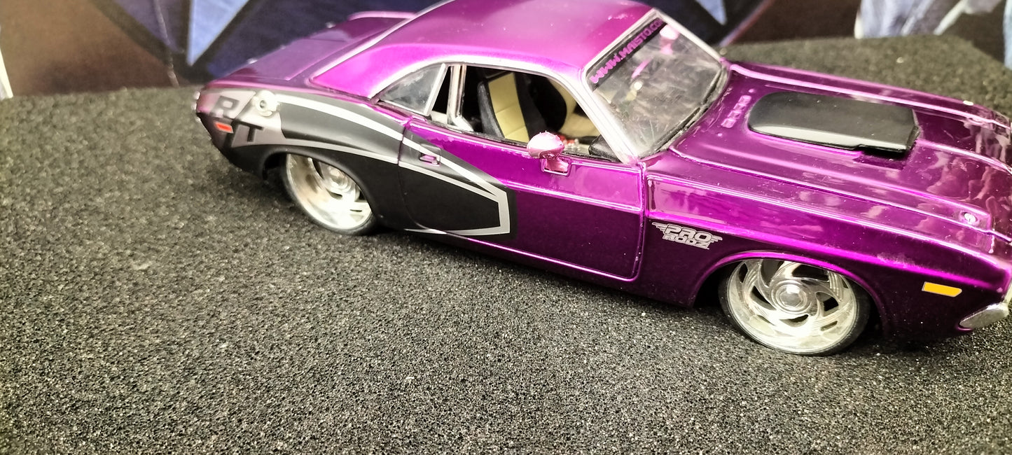 Maisto Design 1/24 Dodge Challenger R/T 1970 Purple Black Matt USED
