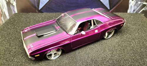 Maisto Design 1/24 Dodge Challenger R/T 1970 Purple Black Stripes USED