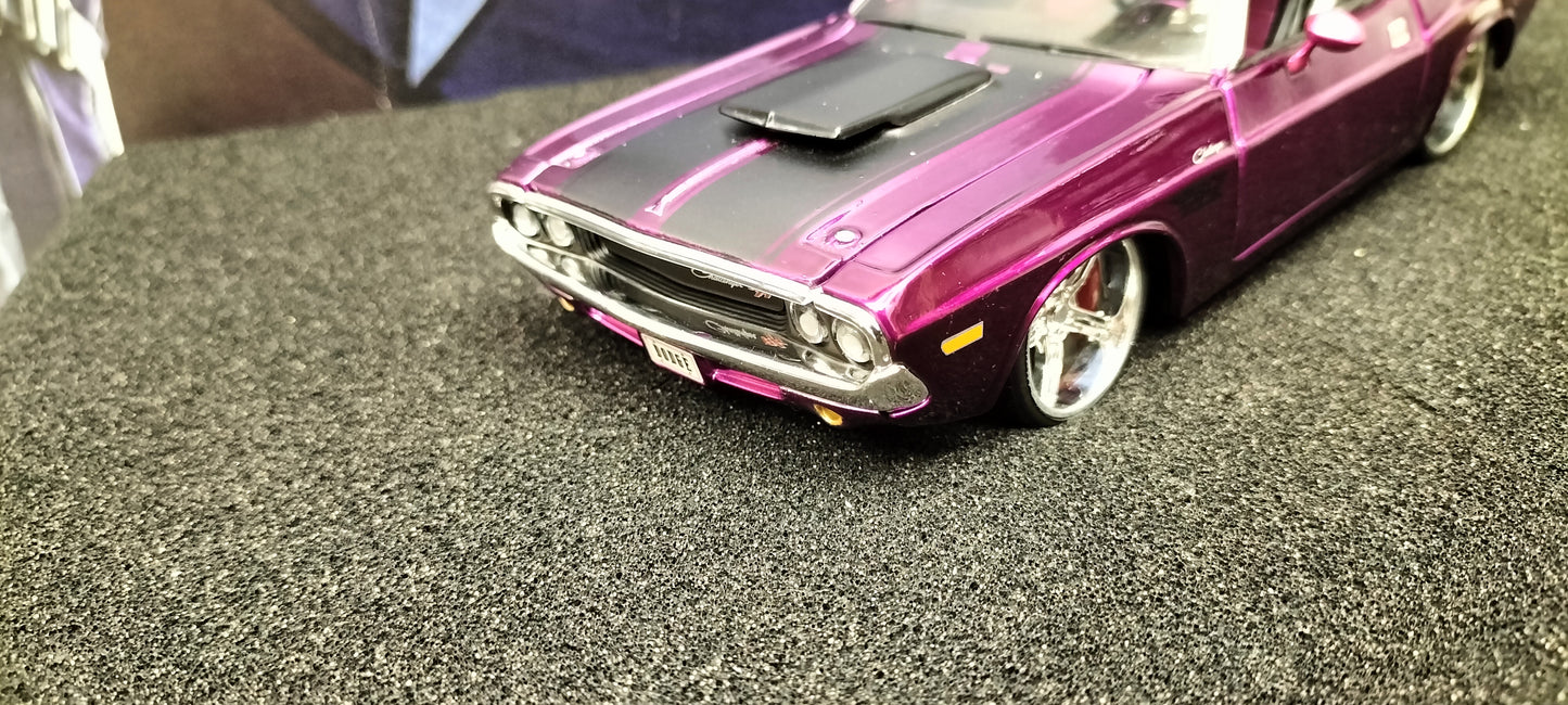 Maisto Design 1/24 Dodge Challenger R/T 1970 Purple Black Stripes USED