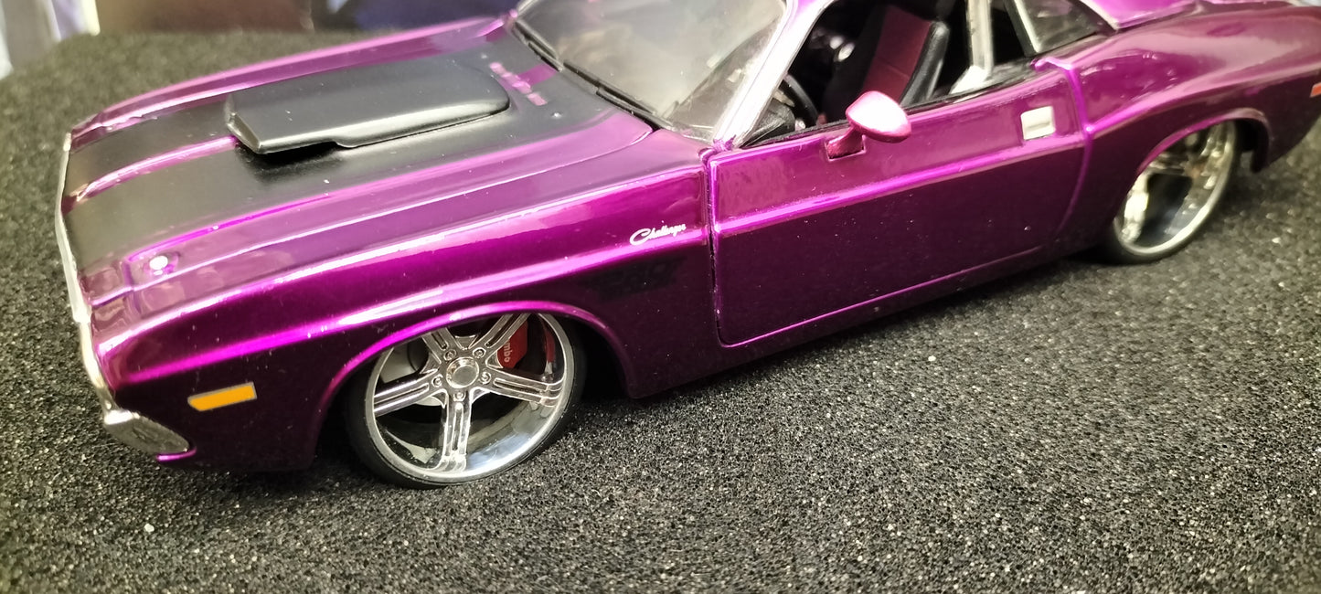 Maisto Design 1/24 Dodge Challenger R/T 1970 Purple Black Stripes USED