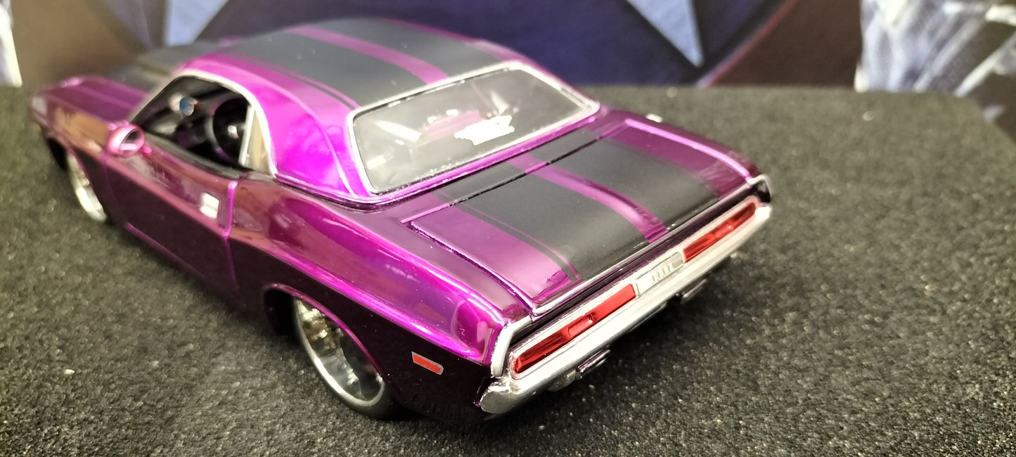 Maisto Design 1/24 Dodge Challenger R/T 1970 Purple Black Stripes USED