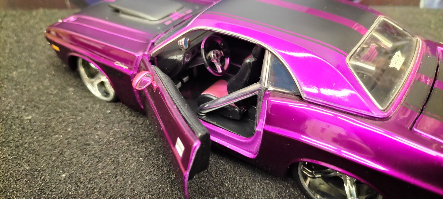 Maisto Design 1/24 Dodge Challenger R/T 1970 Purple Black Stripes USED