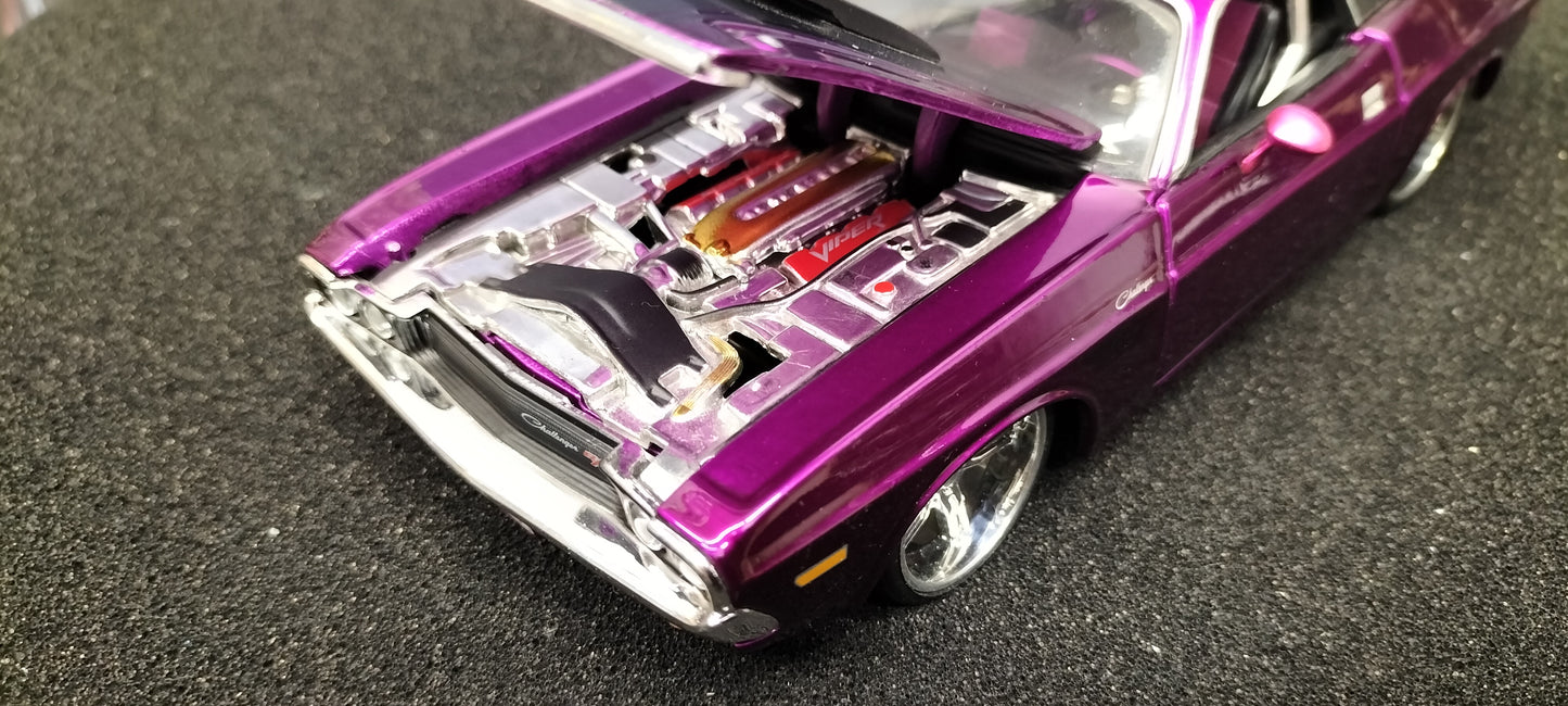 Maisto Design 1/24 Dodge Challenger R/T 1970 Purple Black Stripes USED