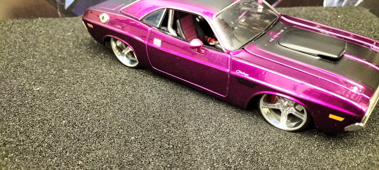Maisto Design 1/24 Dodge Challenger R/T 1970 Purple Black Stripes USED