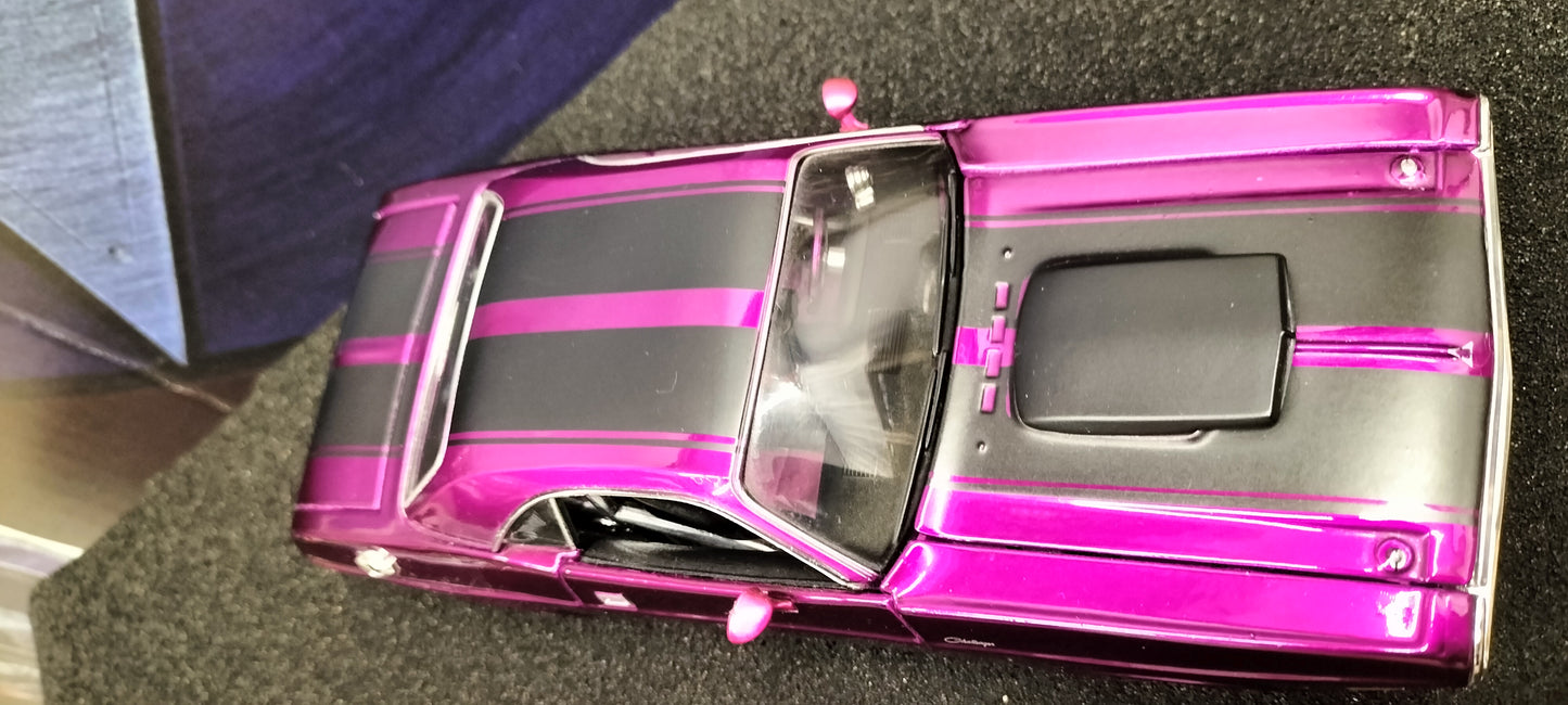 Maisto Design 1/24 Dodge Challenger R/T 1970 Purple Black Stripes USED