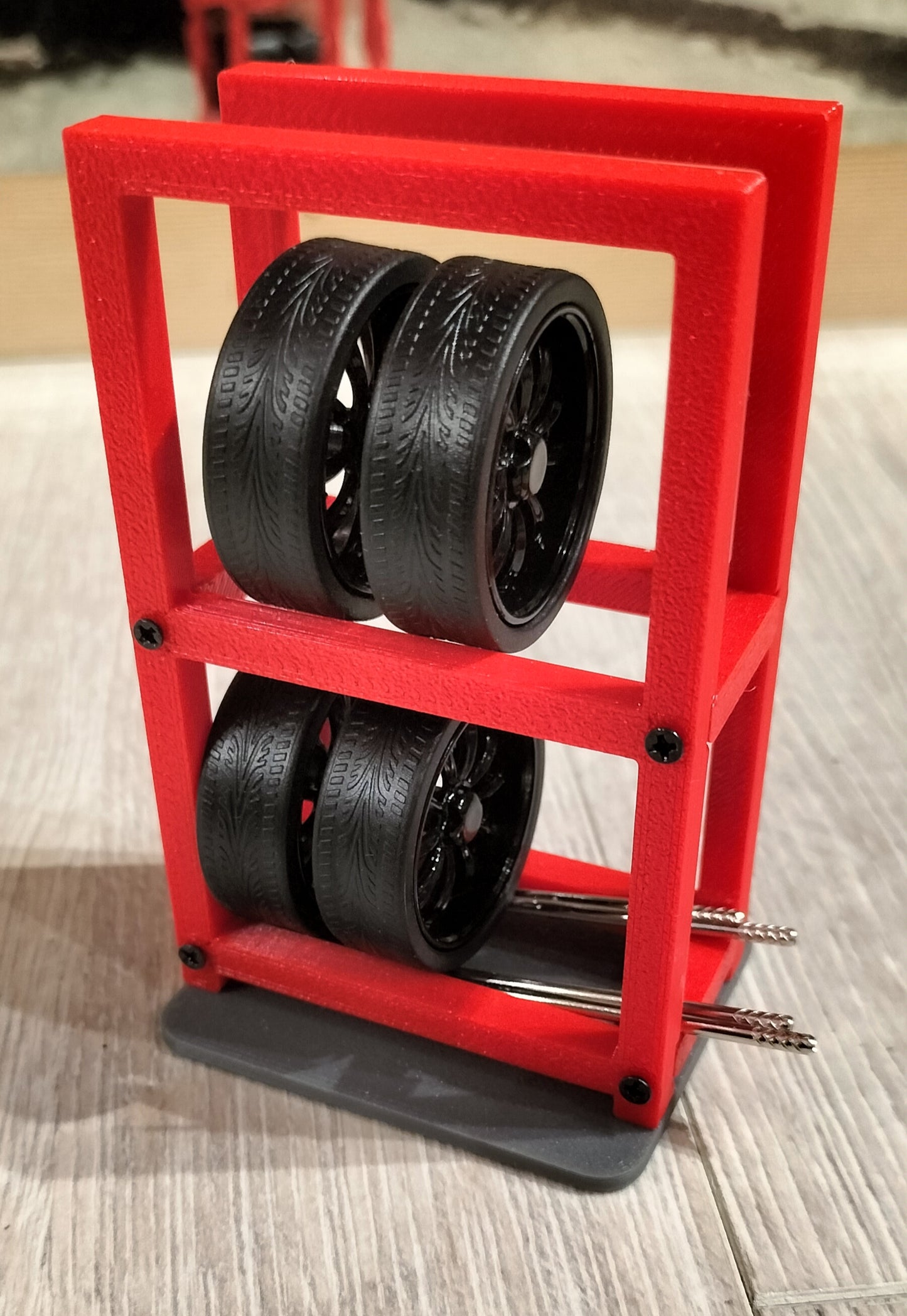 Custom Design 1/24 Stojak na koła i akcesoria Red